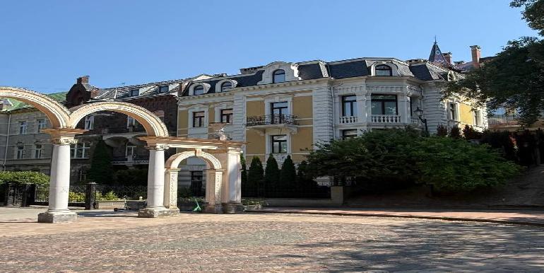 Зняти окрему будівлю, Львів, Галицький район, Паркова вул., 18000 usd, 730 кв.м